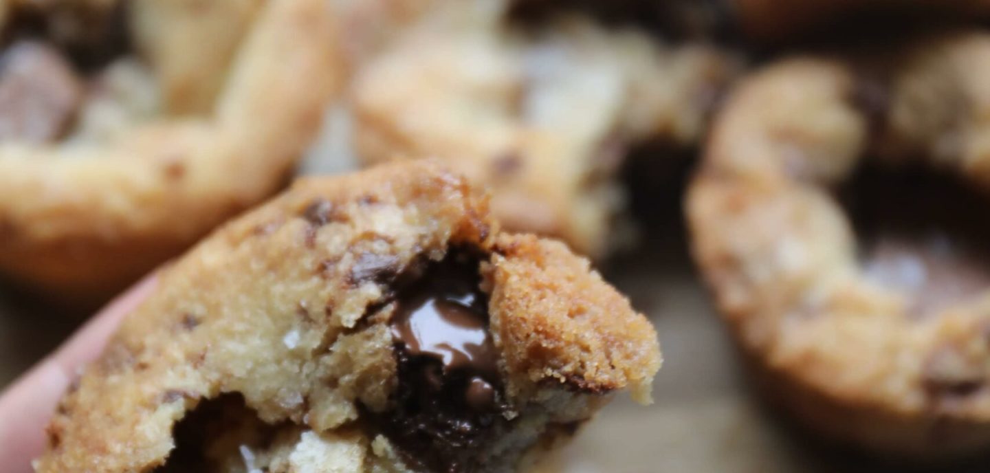 Cookies bagt i form med brunet smør