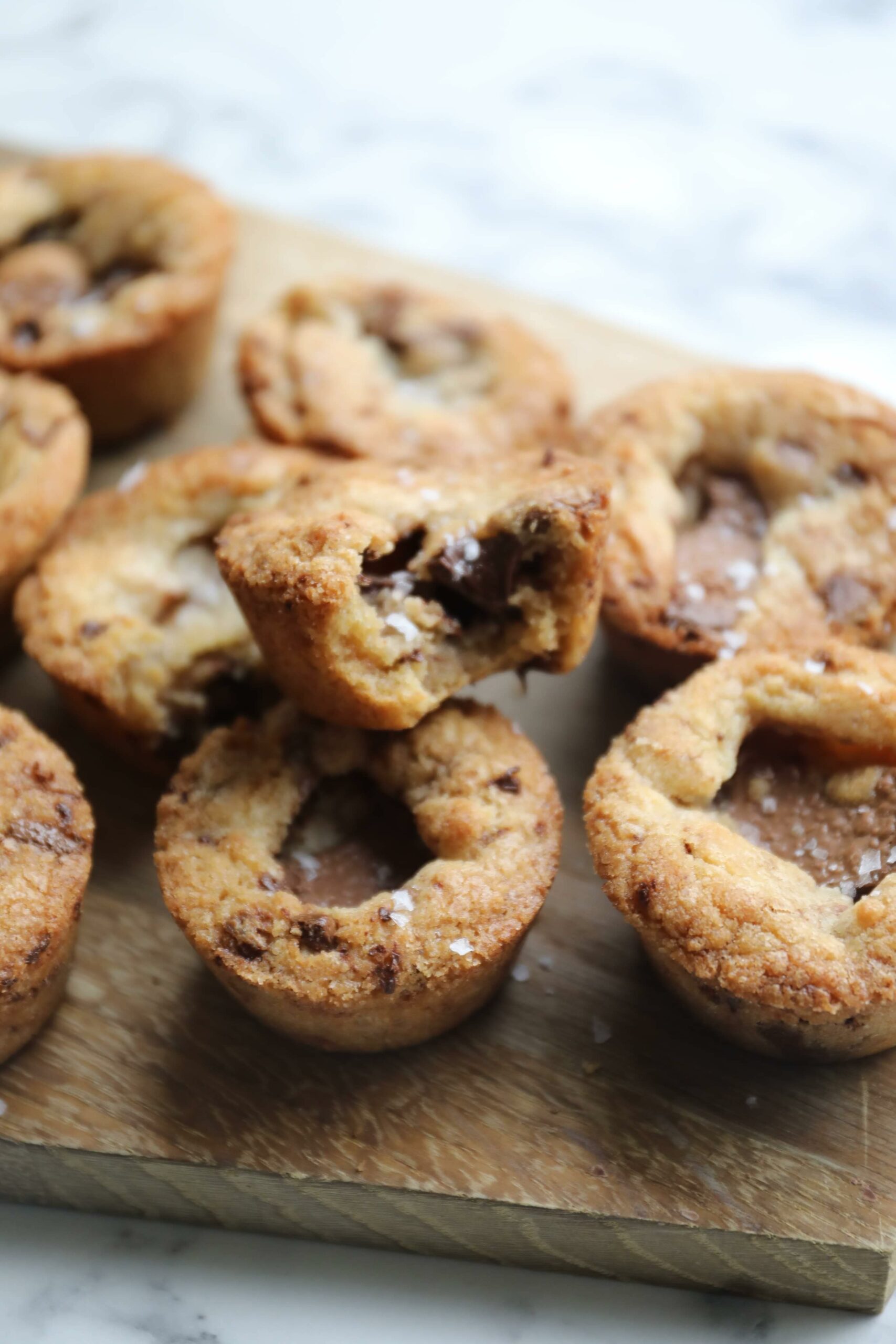 Cookies bagt i form med brunet smør