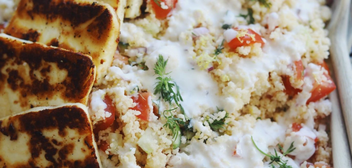Couscous salat med marineret halloumi