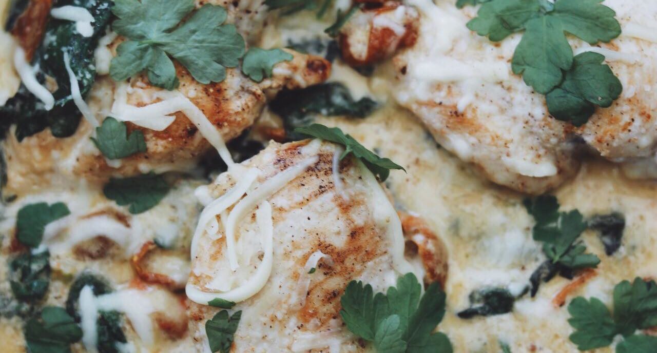 Cremet kyllingeret med squashpasta