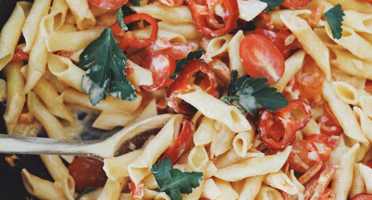 Cremet pastaret med flødeost og peberfrugt