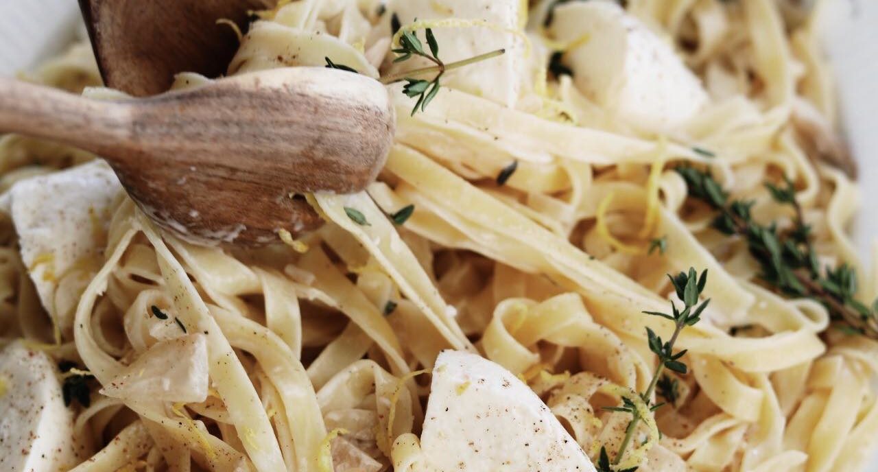 Cremet pastaret med svampe og mozzarella