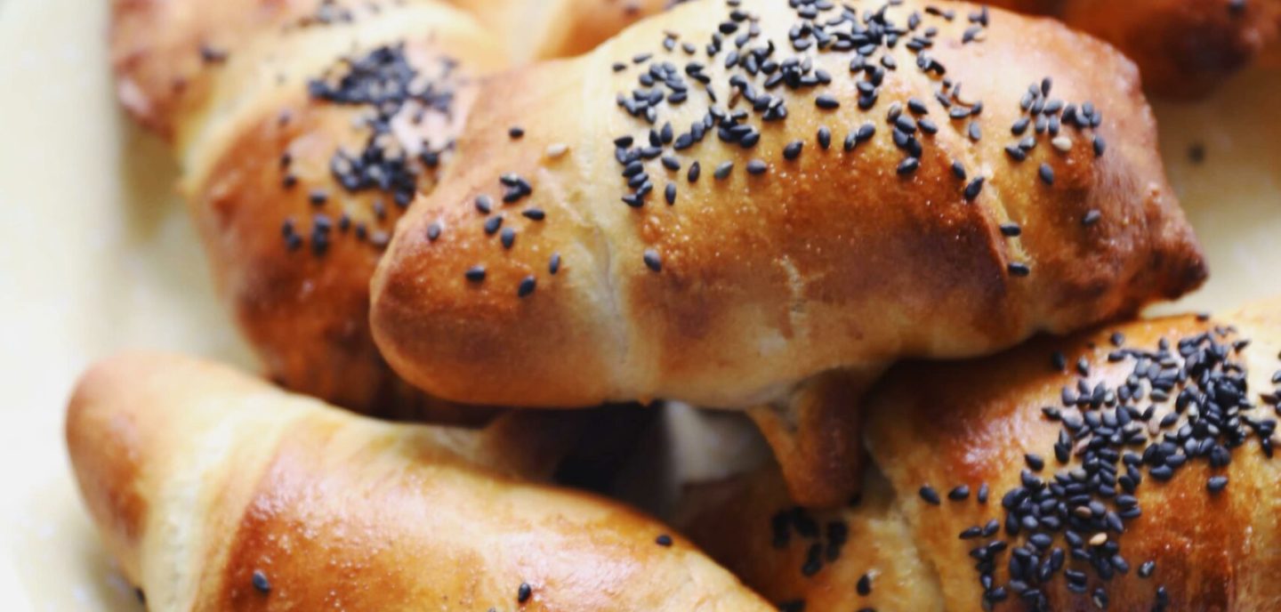 Croissanter med feta og peberfrugt