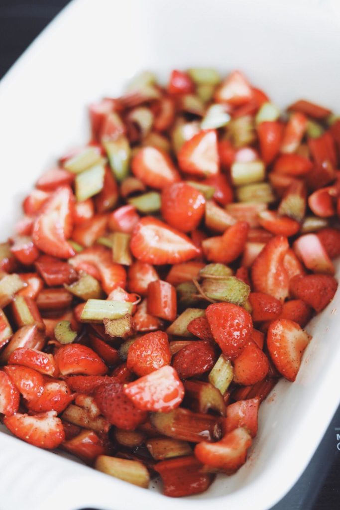 Crumble med rabarber og jordbær