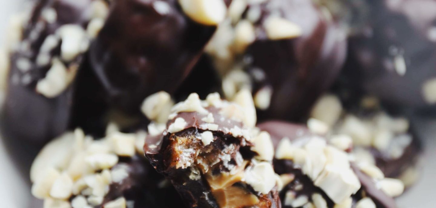 Dadler med peanutbutter og chokolade