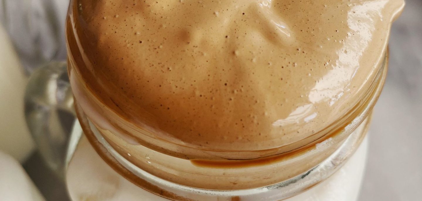 Dalgona kaffe (iskaffe med kaffeskum)