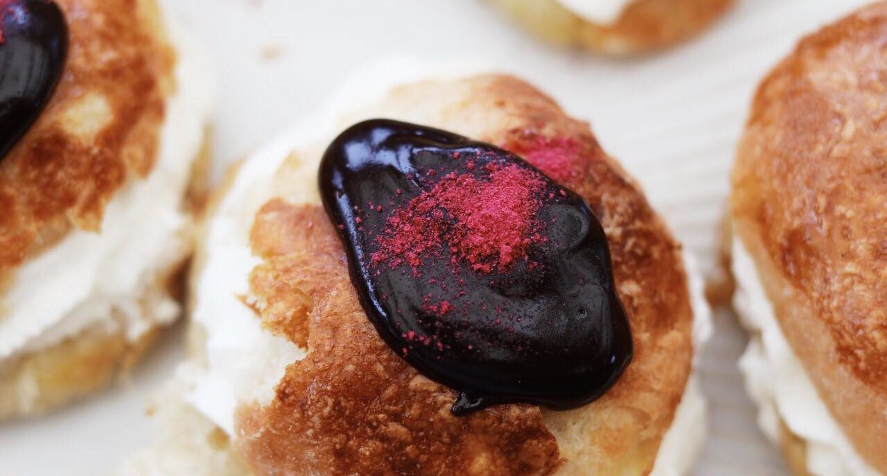 Fastelavnsboller af wienerbrødsdej med kagecreme og flødeskum