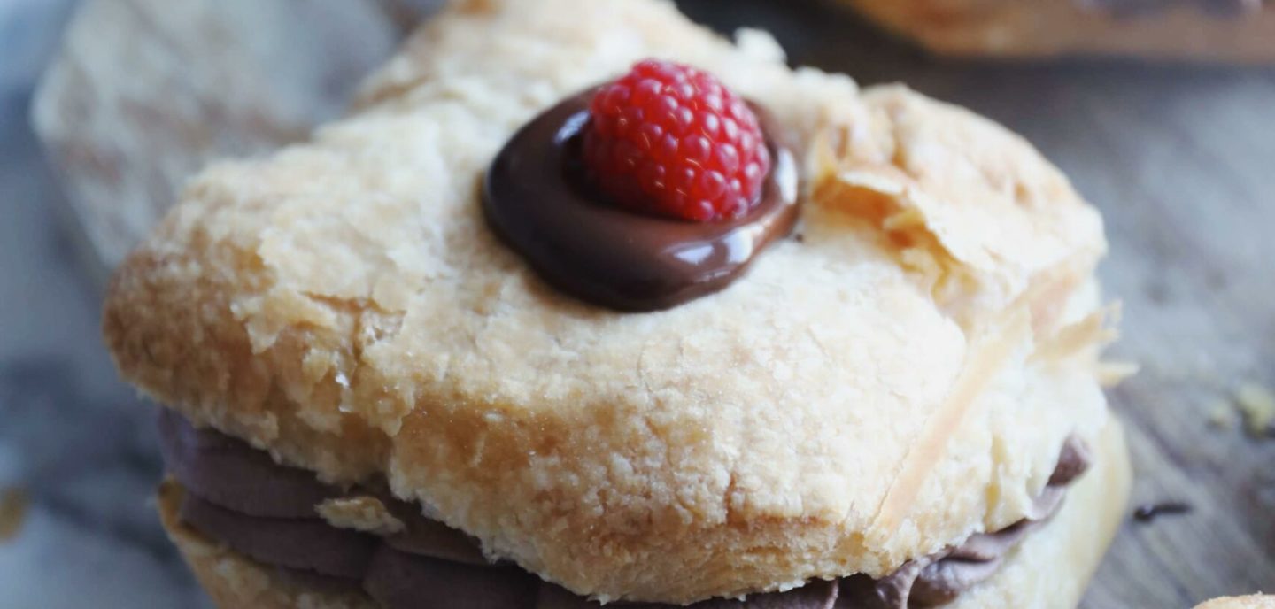 Fastelavnsboller med chokoladeskum og hindbær