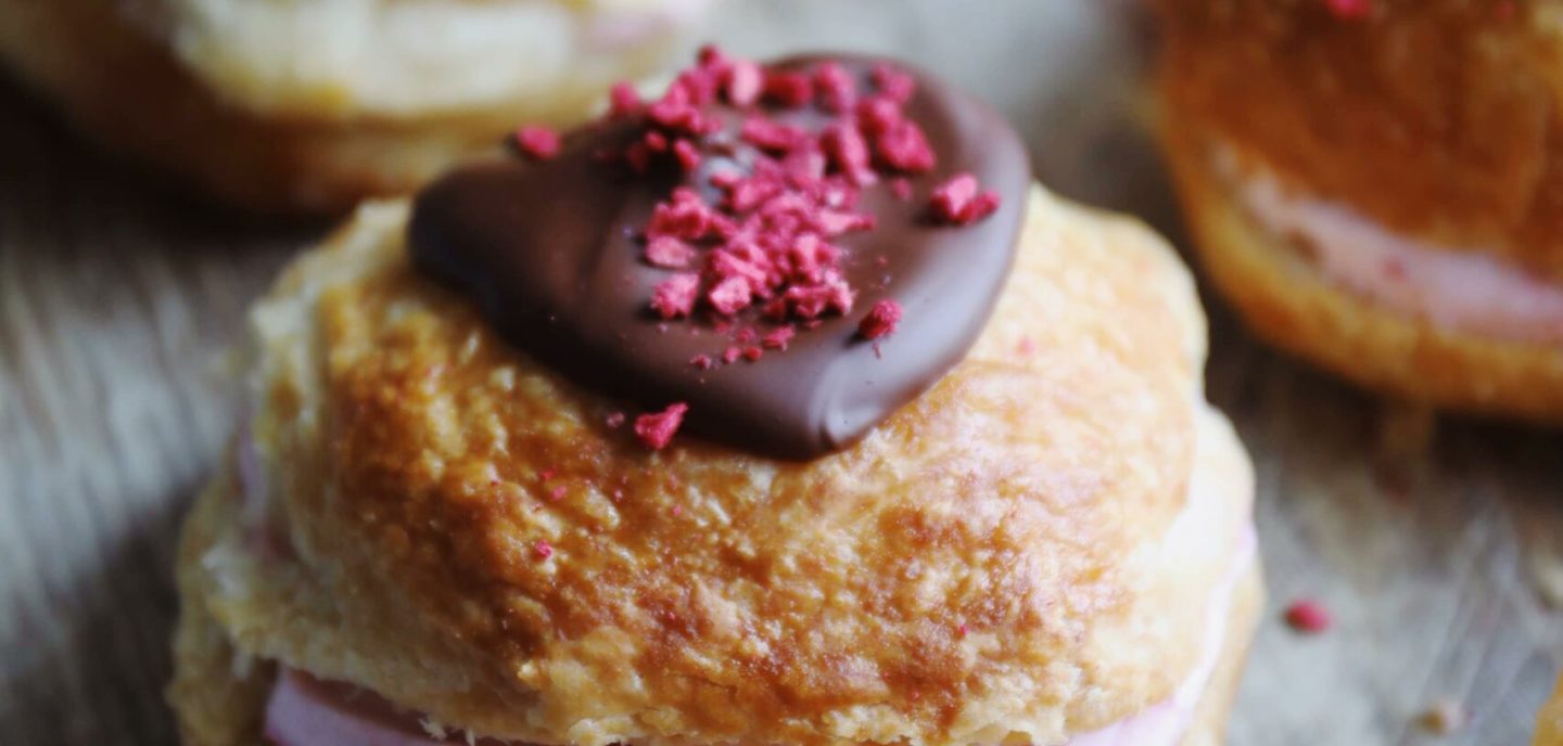 Fastelavnsboller med hindbær og ganache