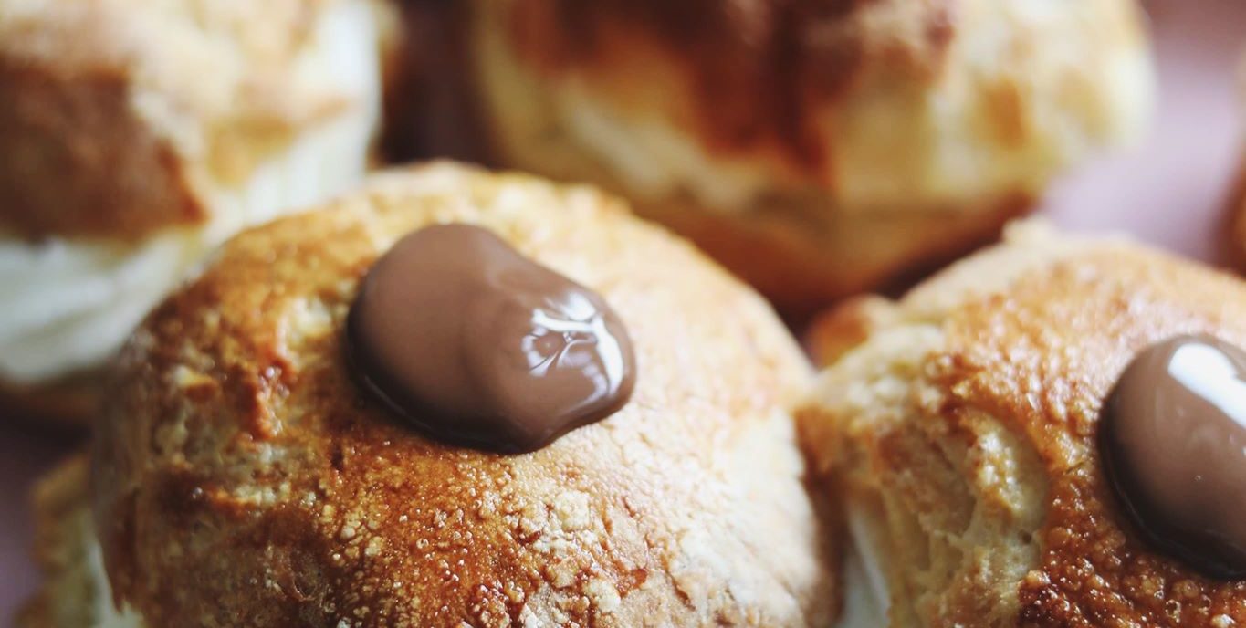 Fastelavnsboller med sveskefyld og flødeskum