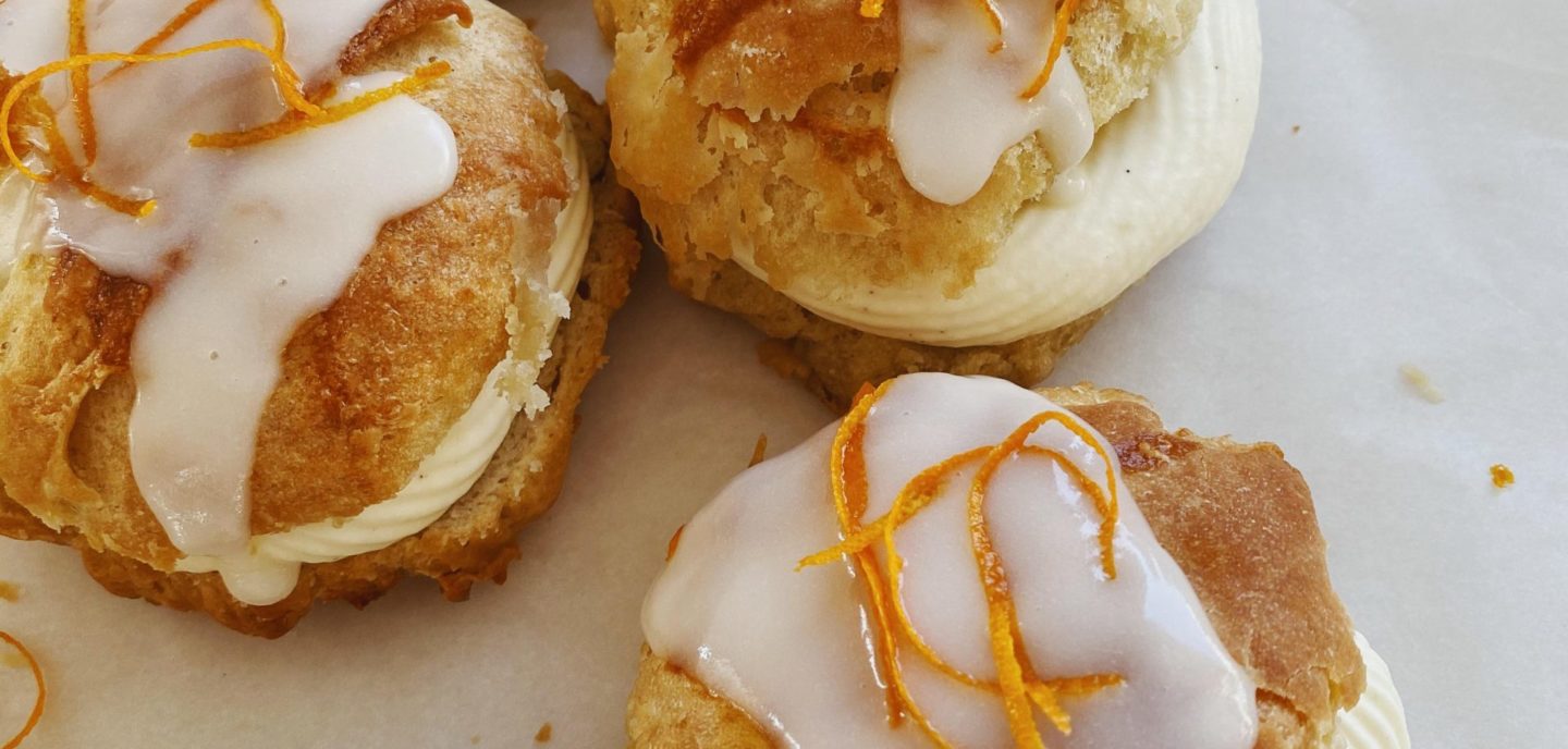 Fastelavnsboller med vaniljecreme og appelsincurd