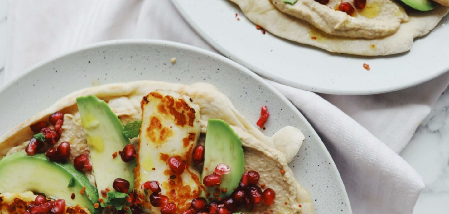 Fladbrød med hummus og halloumi