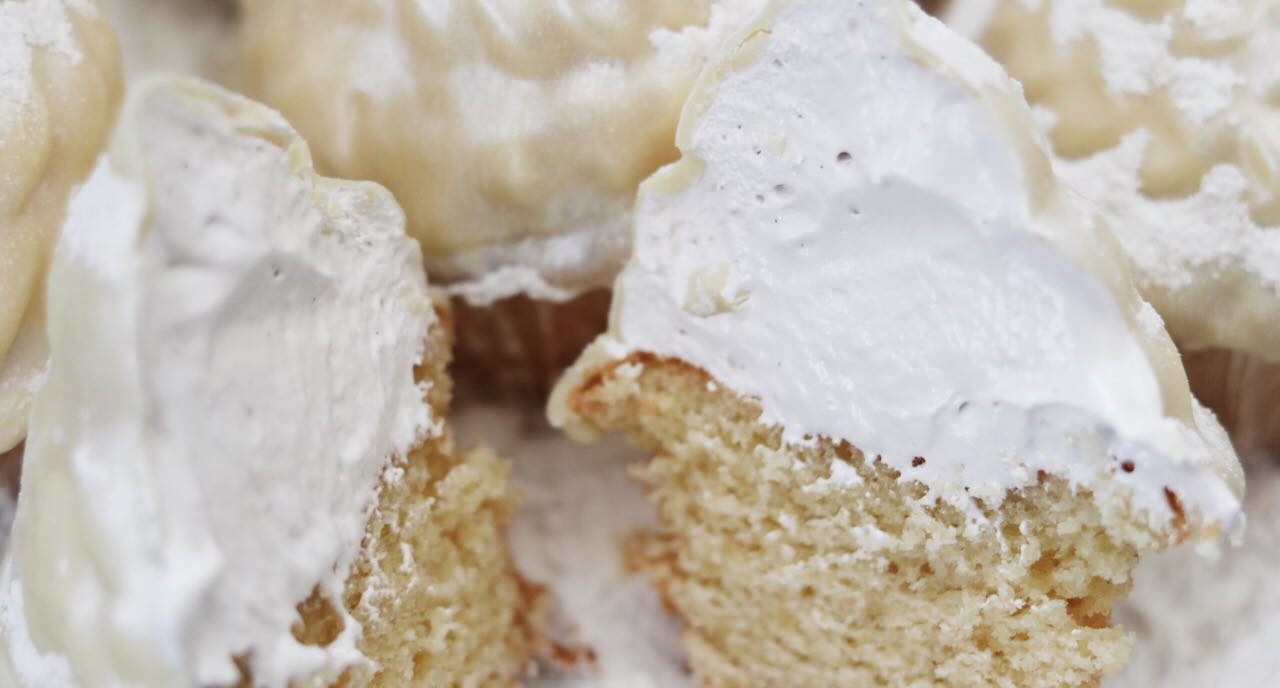 Frederikke WæreFlødebolle cupcakes med marcipan, kirsebær og hvid chokolade