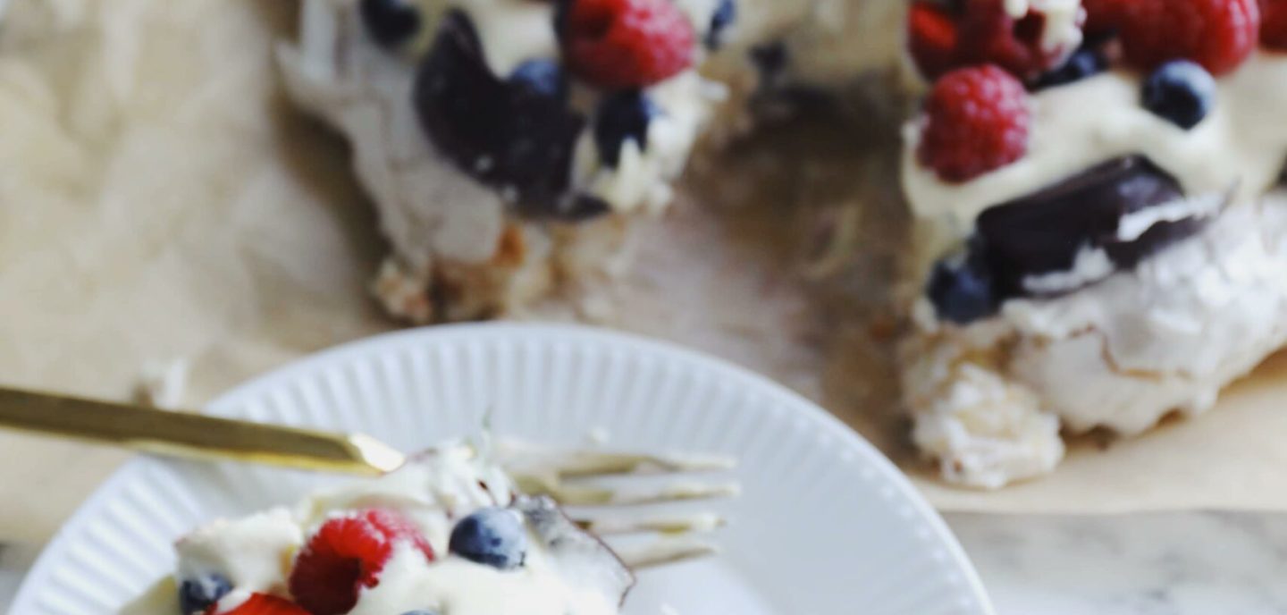 Flødebollekage med marengsbund