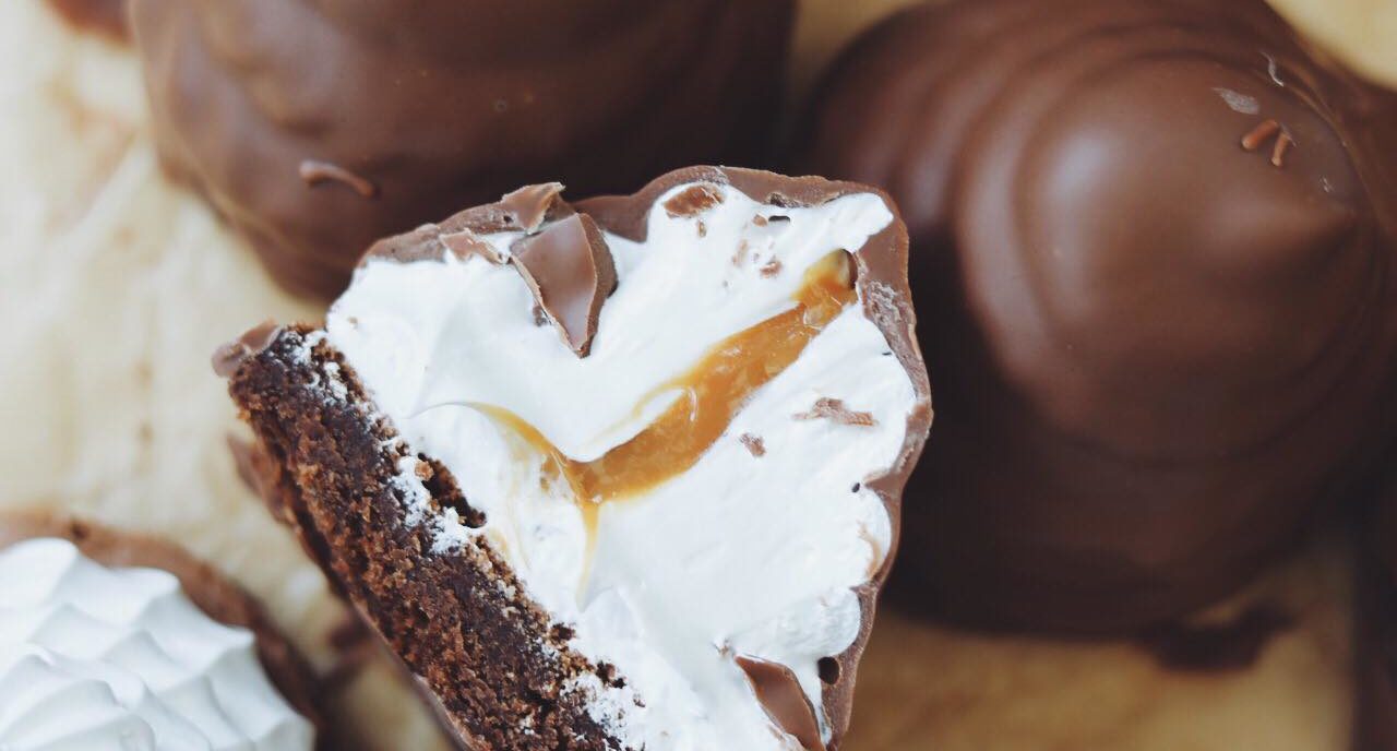 Flødeboller med browniebund, kaffeskum og dulce de leche