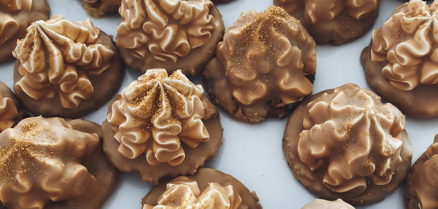 Flødeboller med cookie, kaffeskum og karamel chokolade