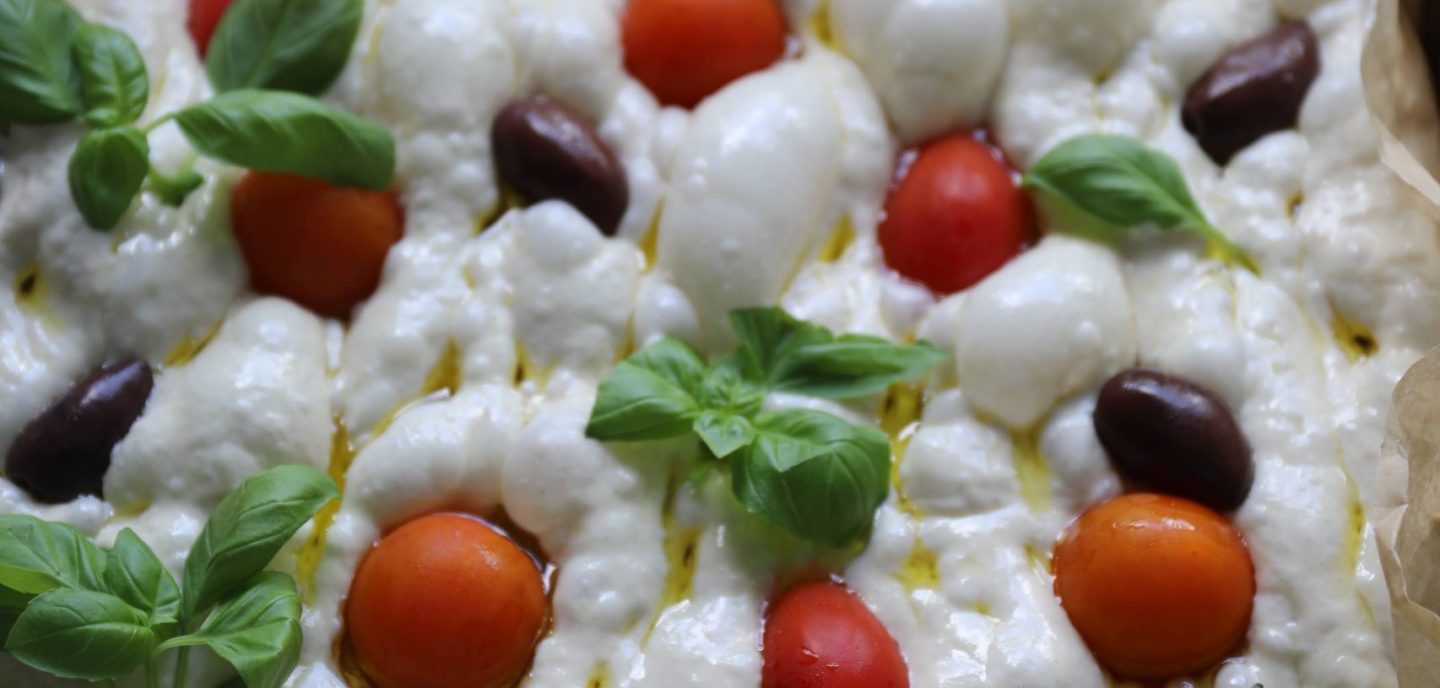 Focacciabrød med oliven, tomat og basilikum