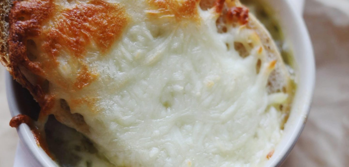 Fransk løgsuppe med ostebrød