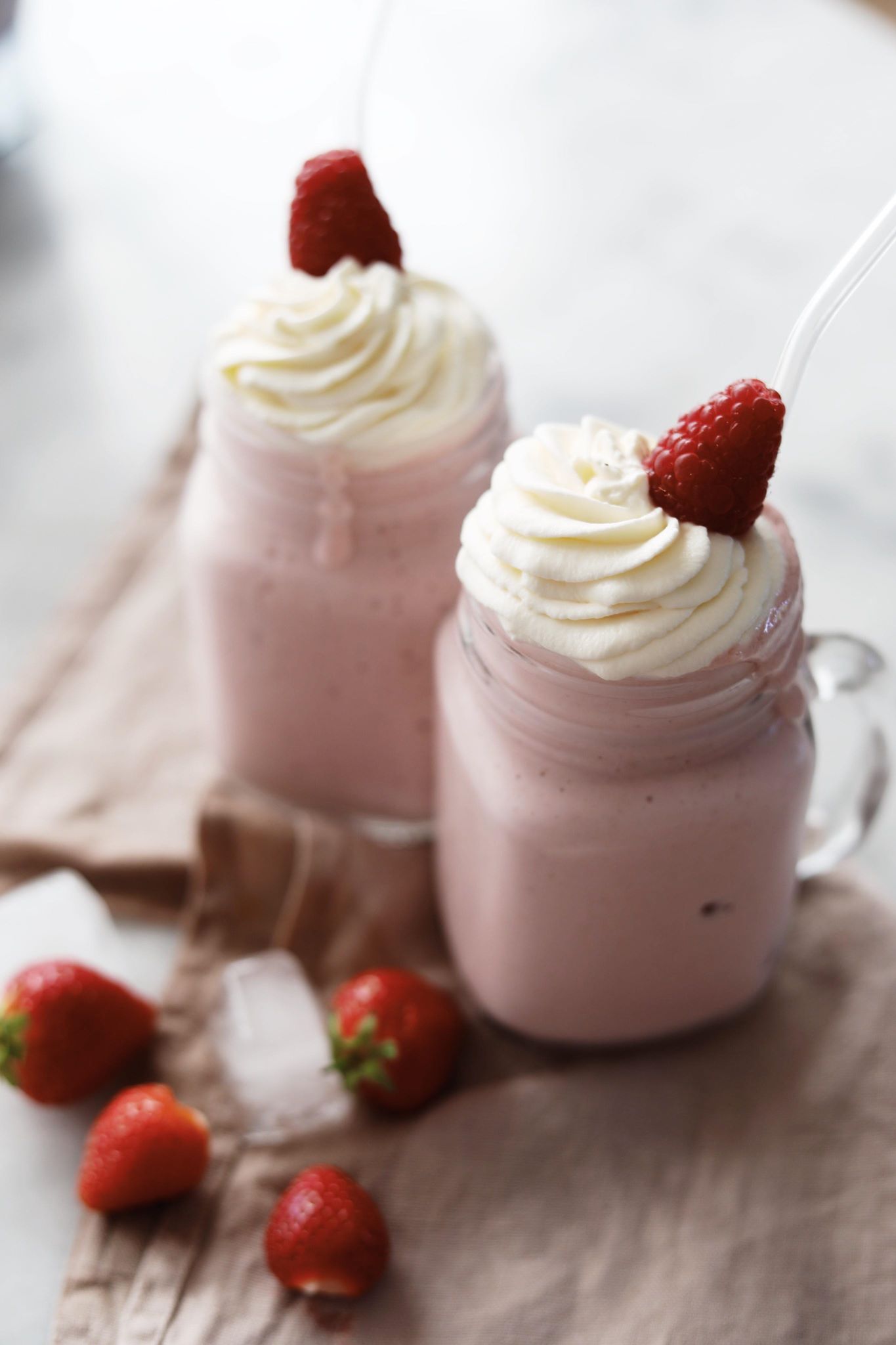 Fredagshygge- Milkshake med jordbær og hindbær