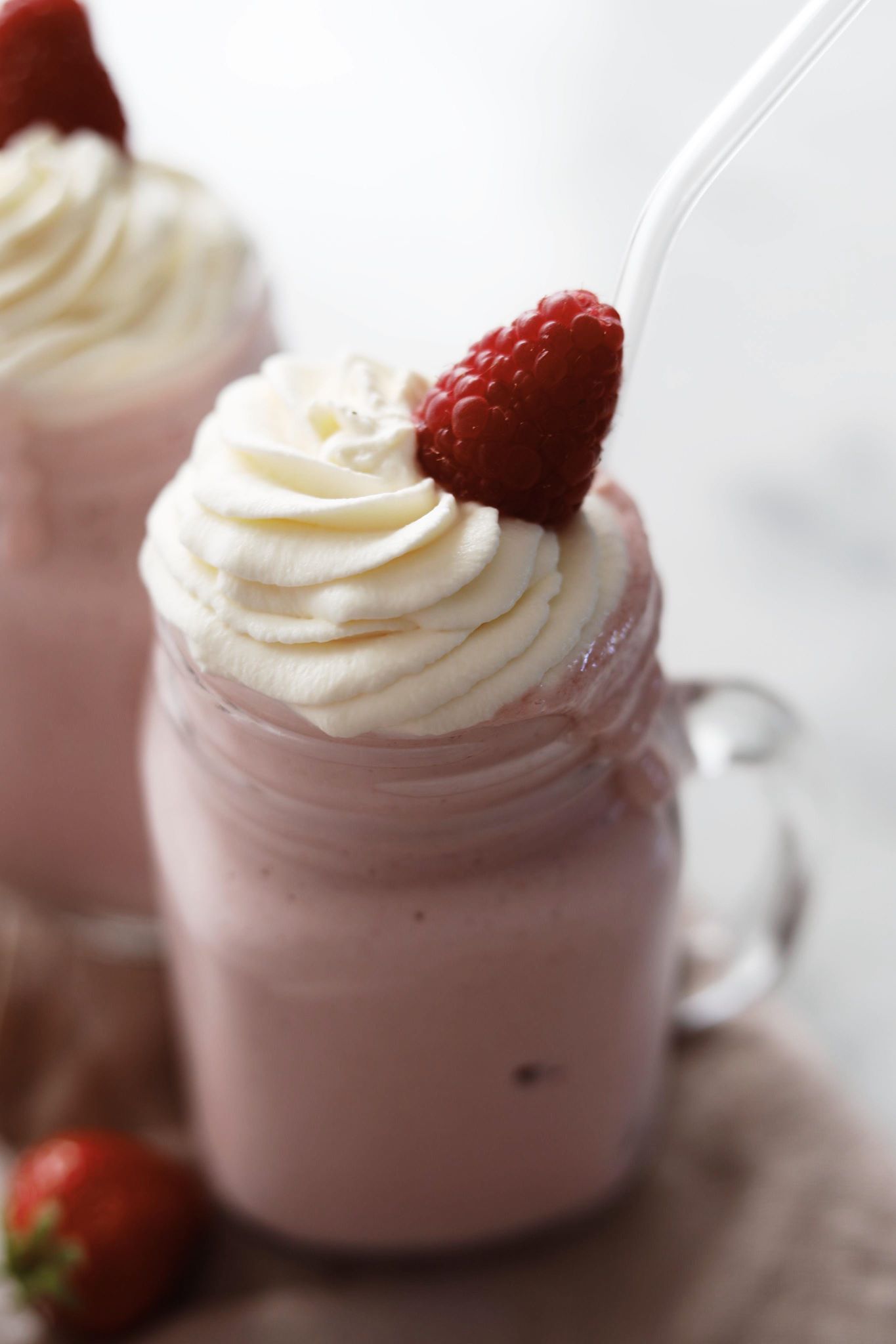 Fredagshygge- Milkshake med jordbær og hindbær