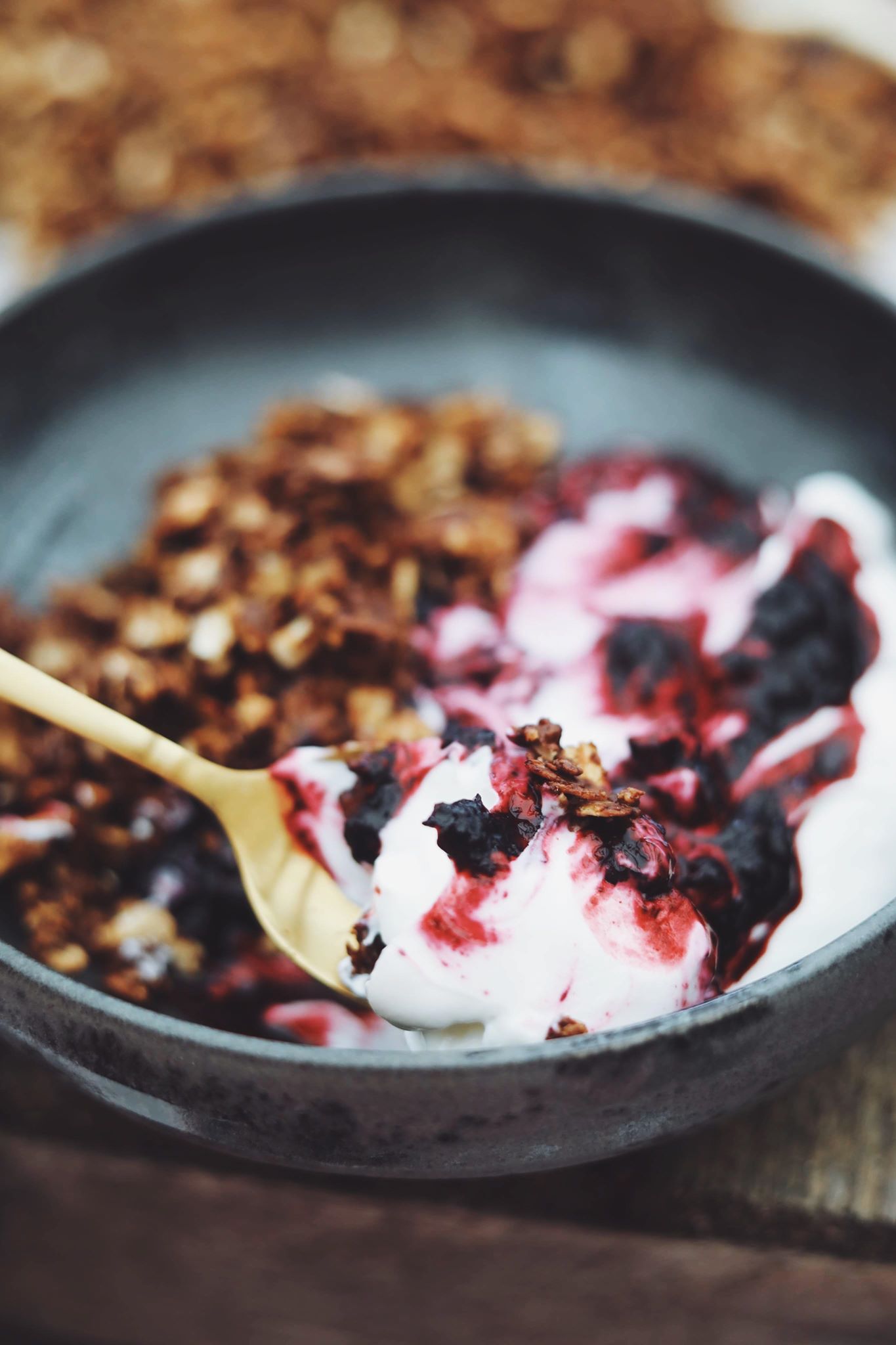 Fredagshygge- Yoghurt med blåbærkompot og sprød granola