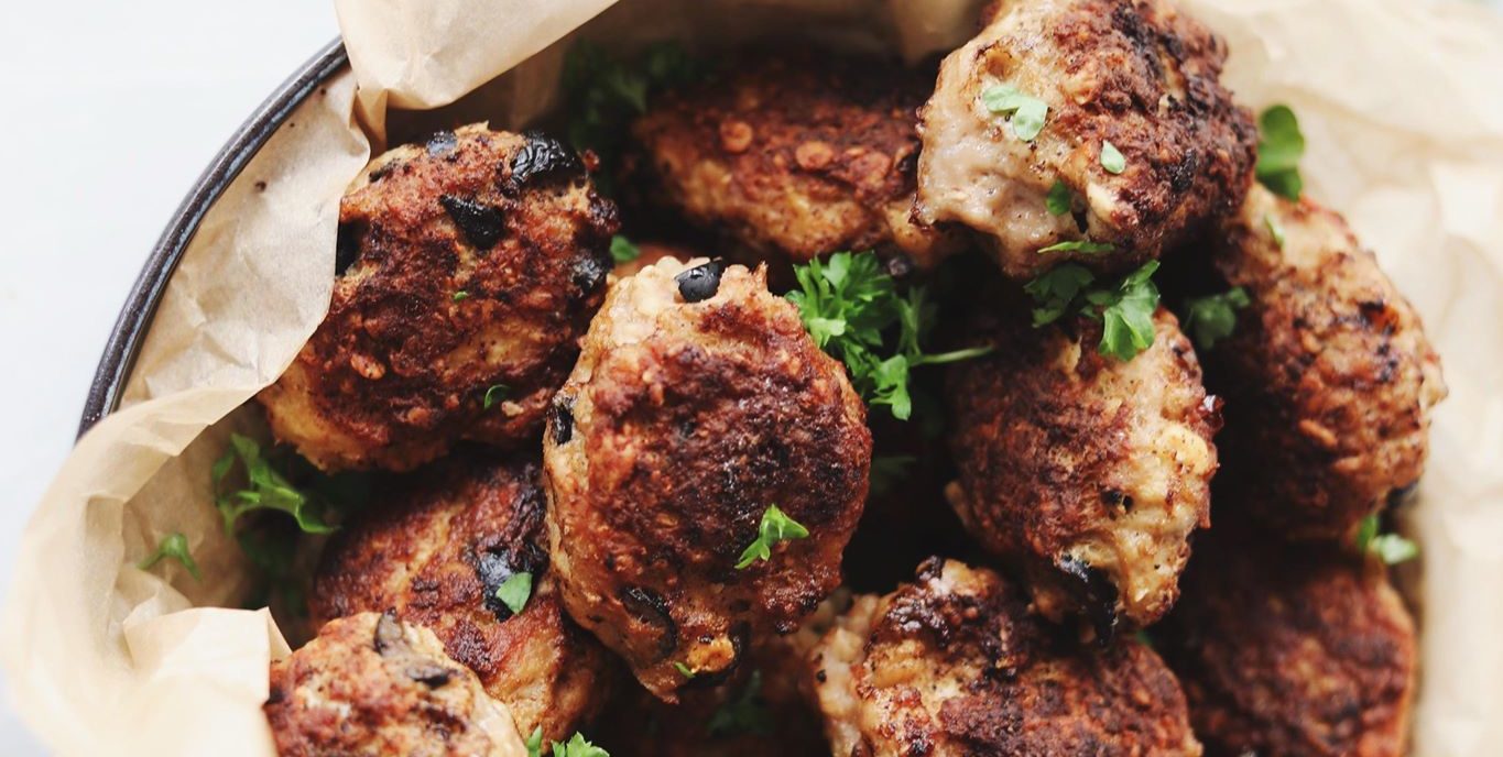 Frikadeller med feta, oliven og soltørrede tomater