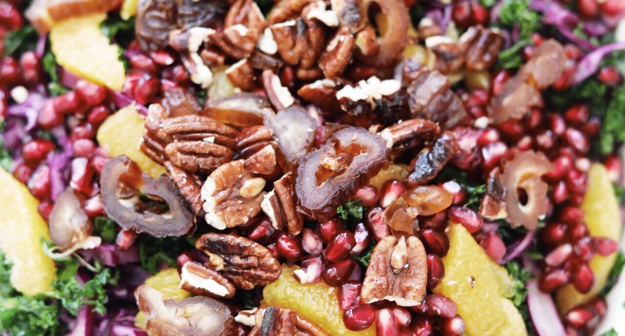 Frisk rødkålssalat med grønkål, granatæble, appelsin og pecannødder