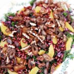 Frisk rødkålssalat med grønkål, granatæble, appelsin og pecannødder