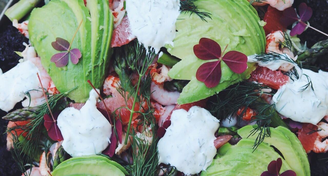Frisk salat med skaldyr og dilddressing