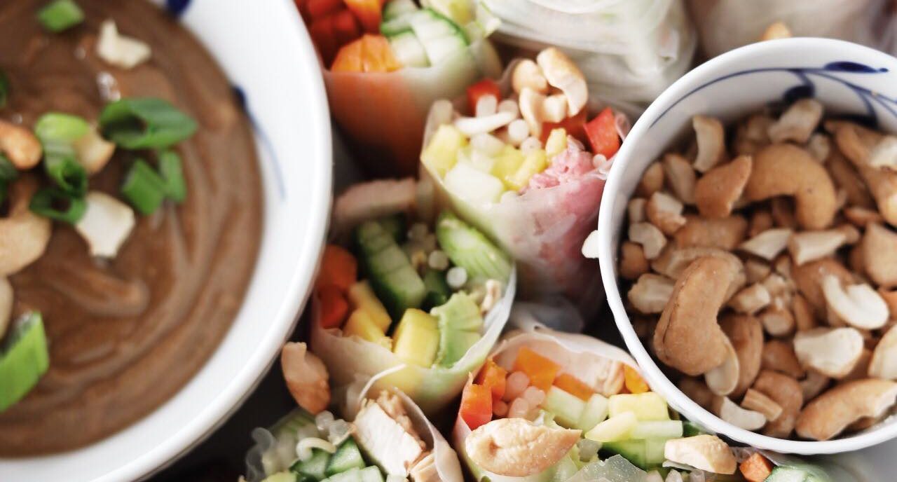 Friske forårsruller med peanutbutter-dip