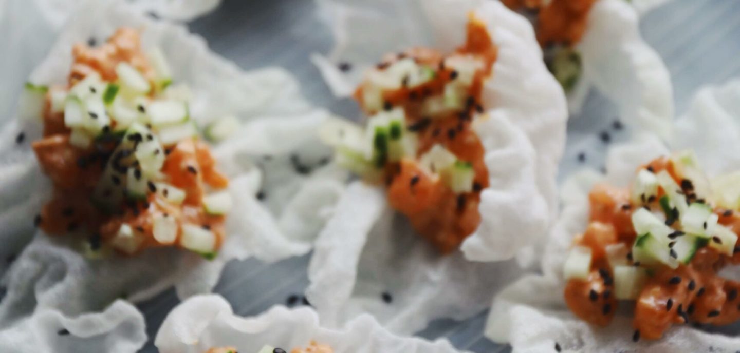 Friteret rispapir med laks