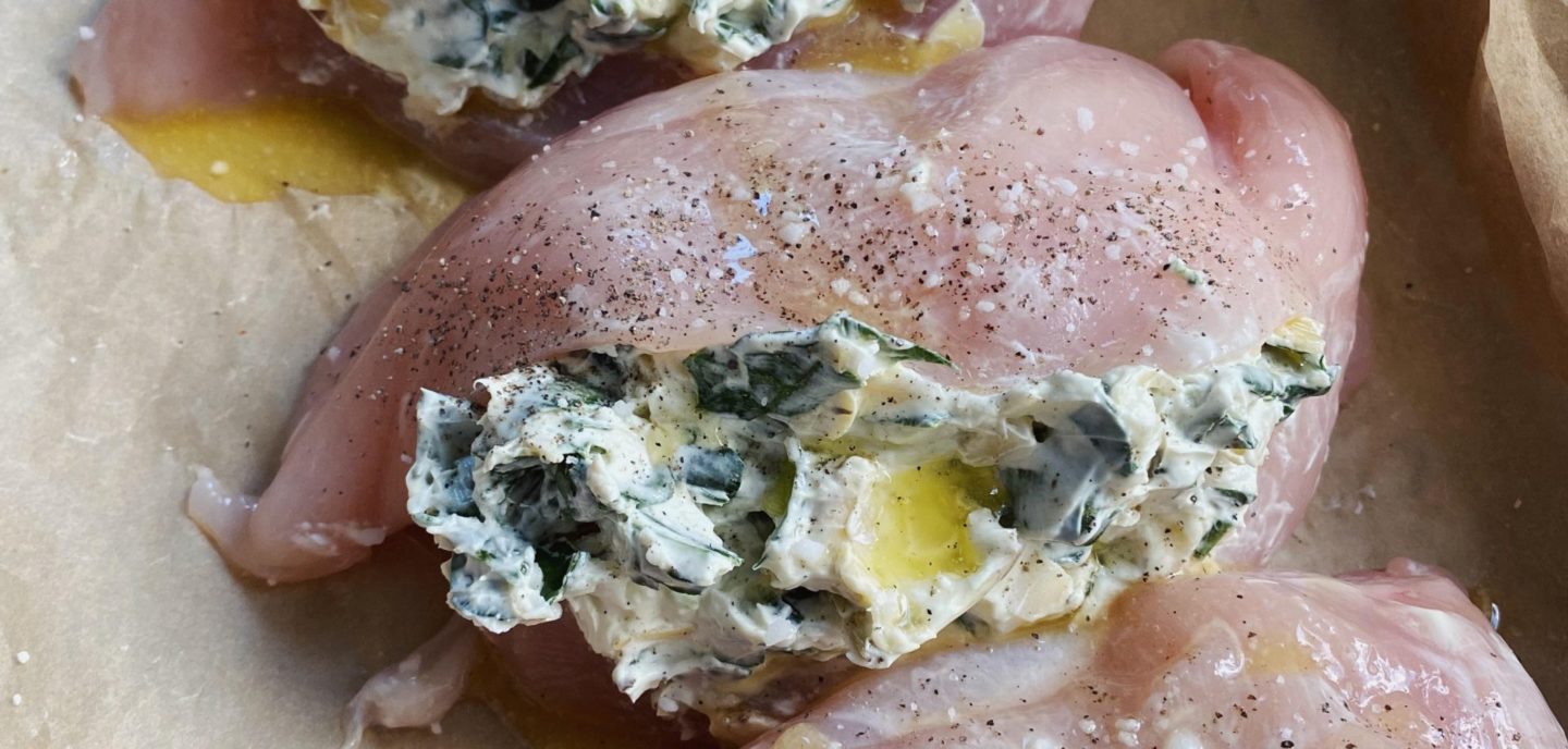 Fyldt kylling med artiskok, spinat og flødeost