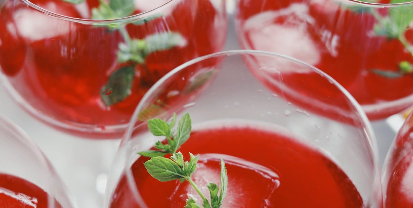 Gin og tonic med solbær