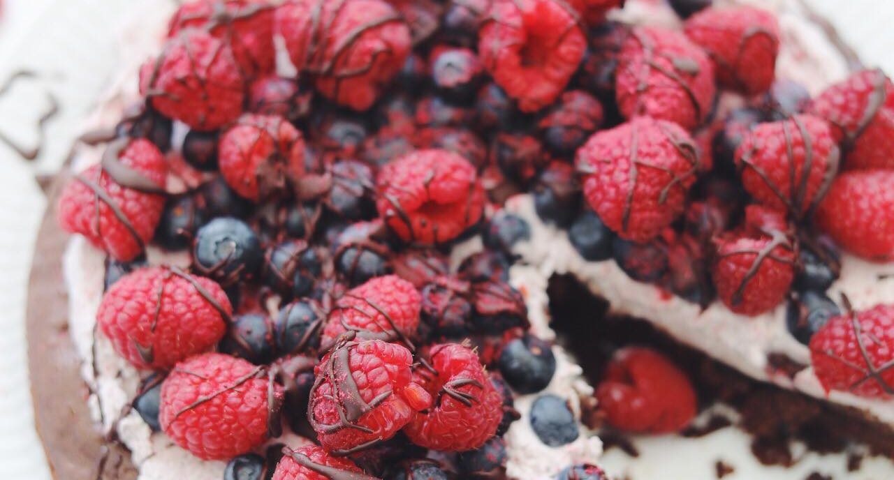 Gluten- og laktosefri chokoladekage med kokosskum