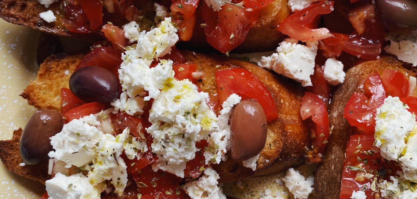 Græsk bruschetta med feta og oliven