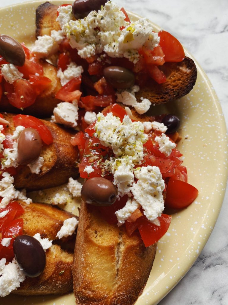 Græsk bruschetta med feta og oliven