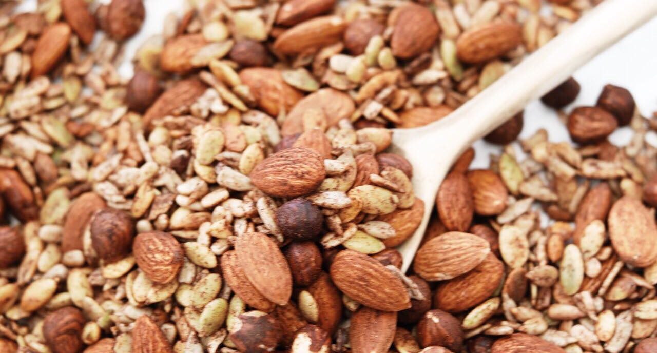 Granola med nødder, kerner, kanel og vanilje