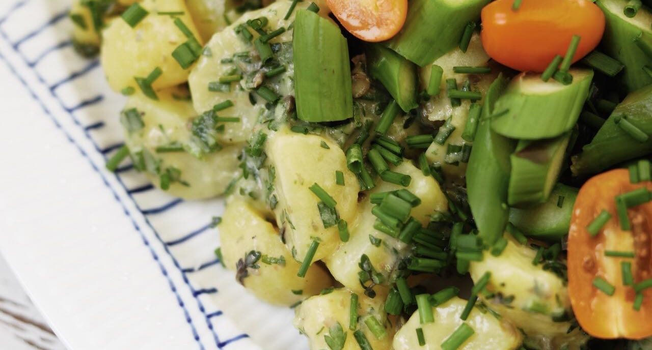 Grøn kartoffelsalat med krydderurter