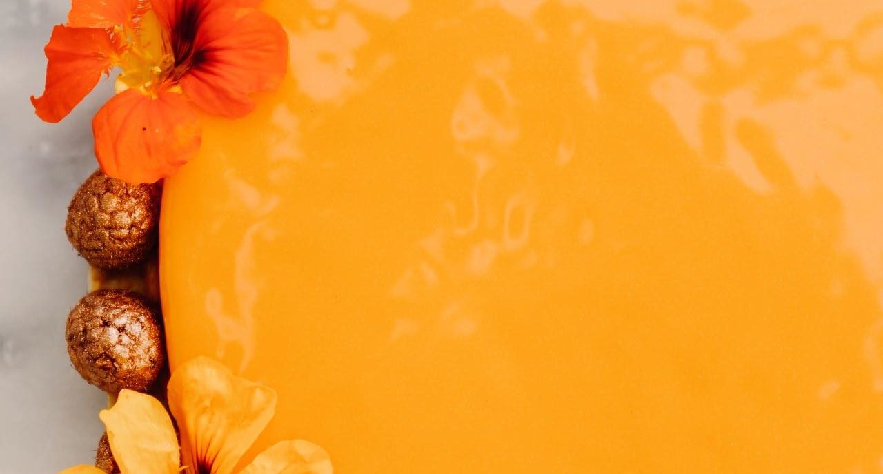 Kage med havtornmousse, glaze og knasende hvid chokolade bund