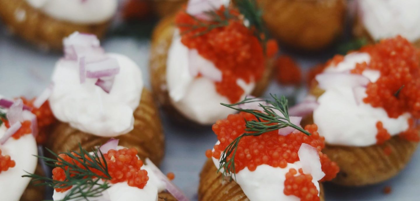 Hasselback kartofler med rogn og creme fraiche