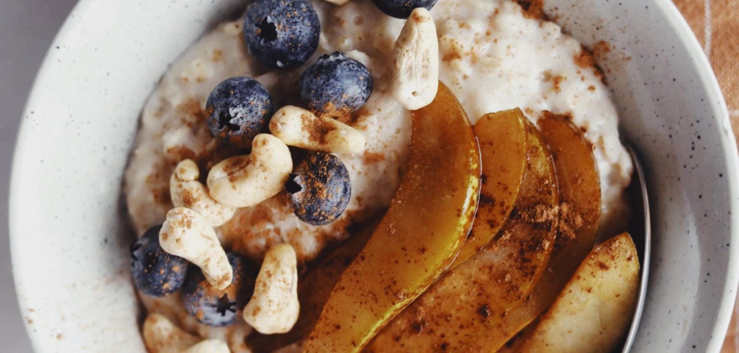 Havregrød med karamelliserede pærer