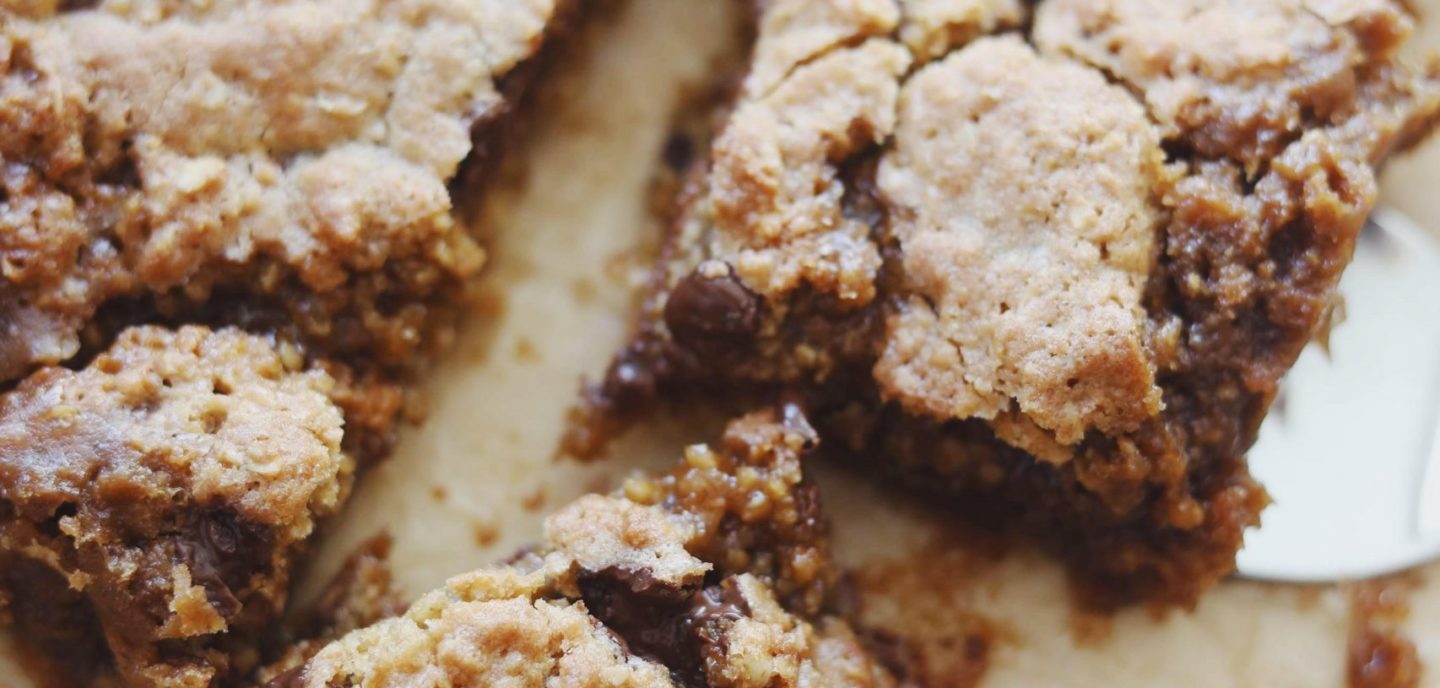 Havregrynsbarer med chokolade og karamel