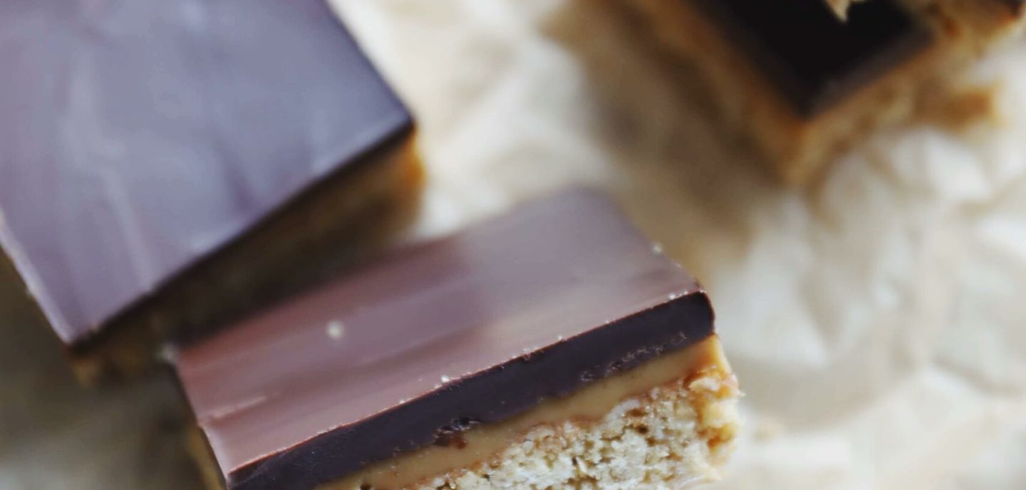 Havregrynsbarer med peanutbutter og chokolade
