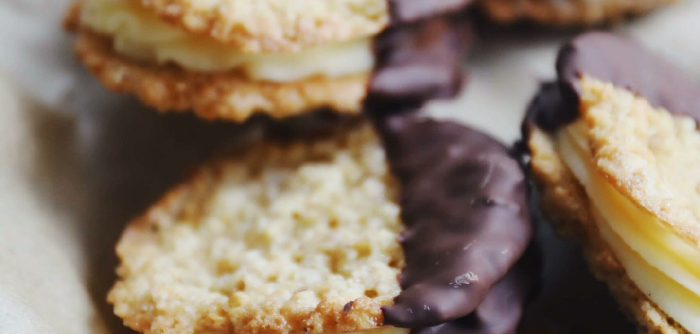 Havregrynskager med smørcreme og chokolade