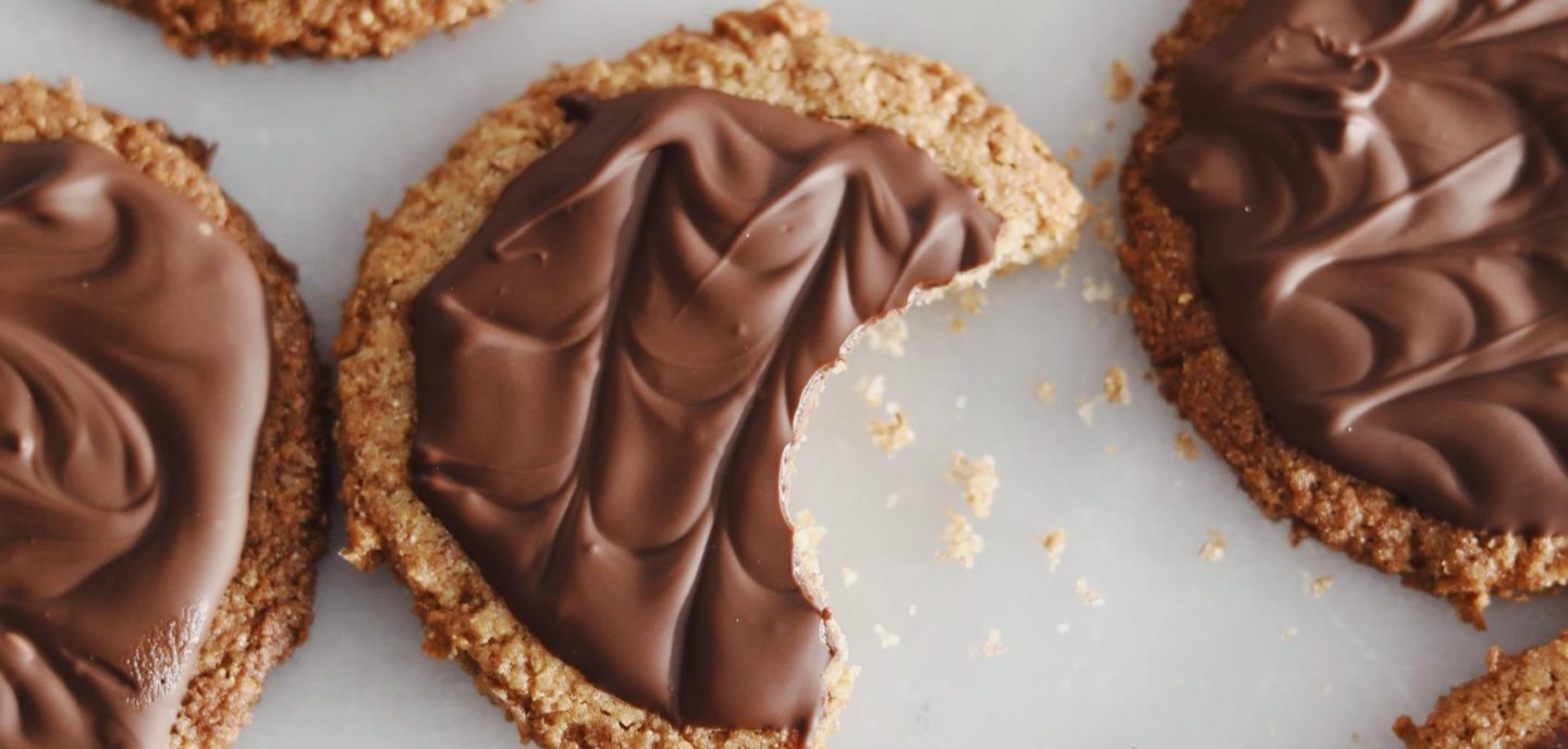 Hjemmebagte Digestive kiks med chokolade