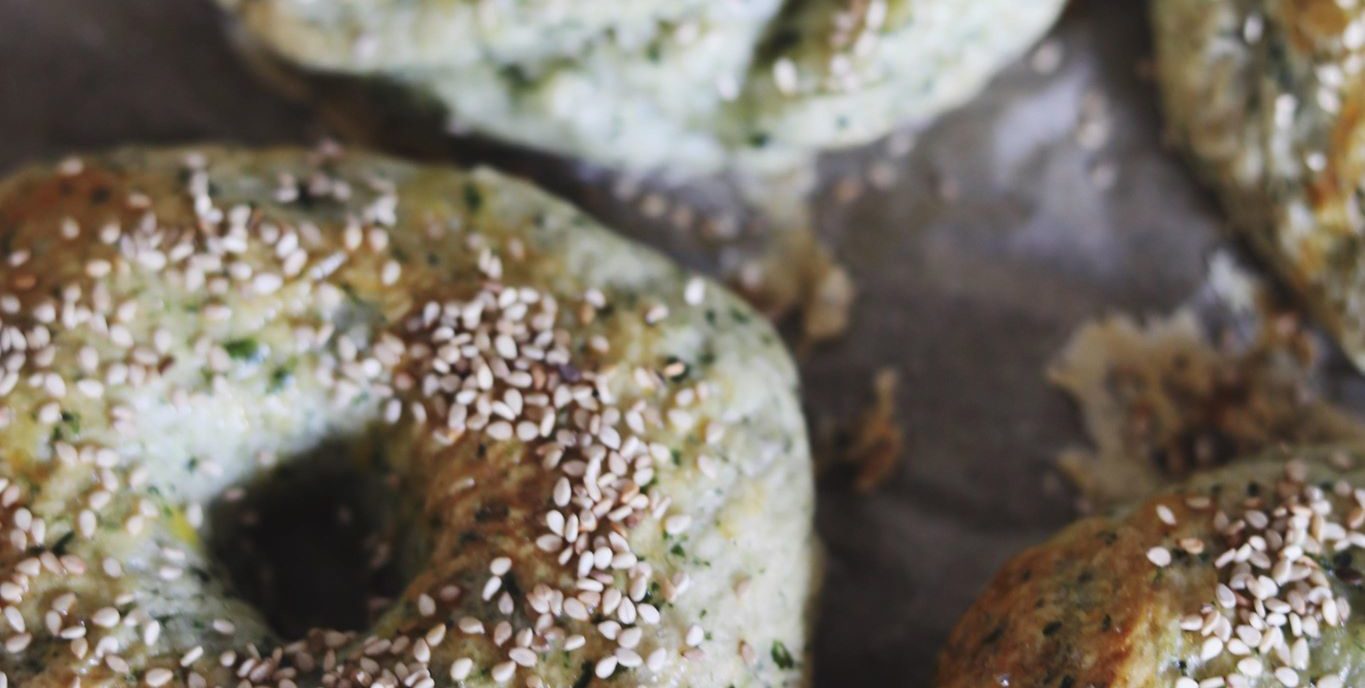Hjemmebagte bagels med spinat