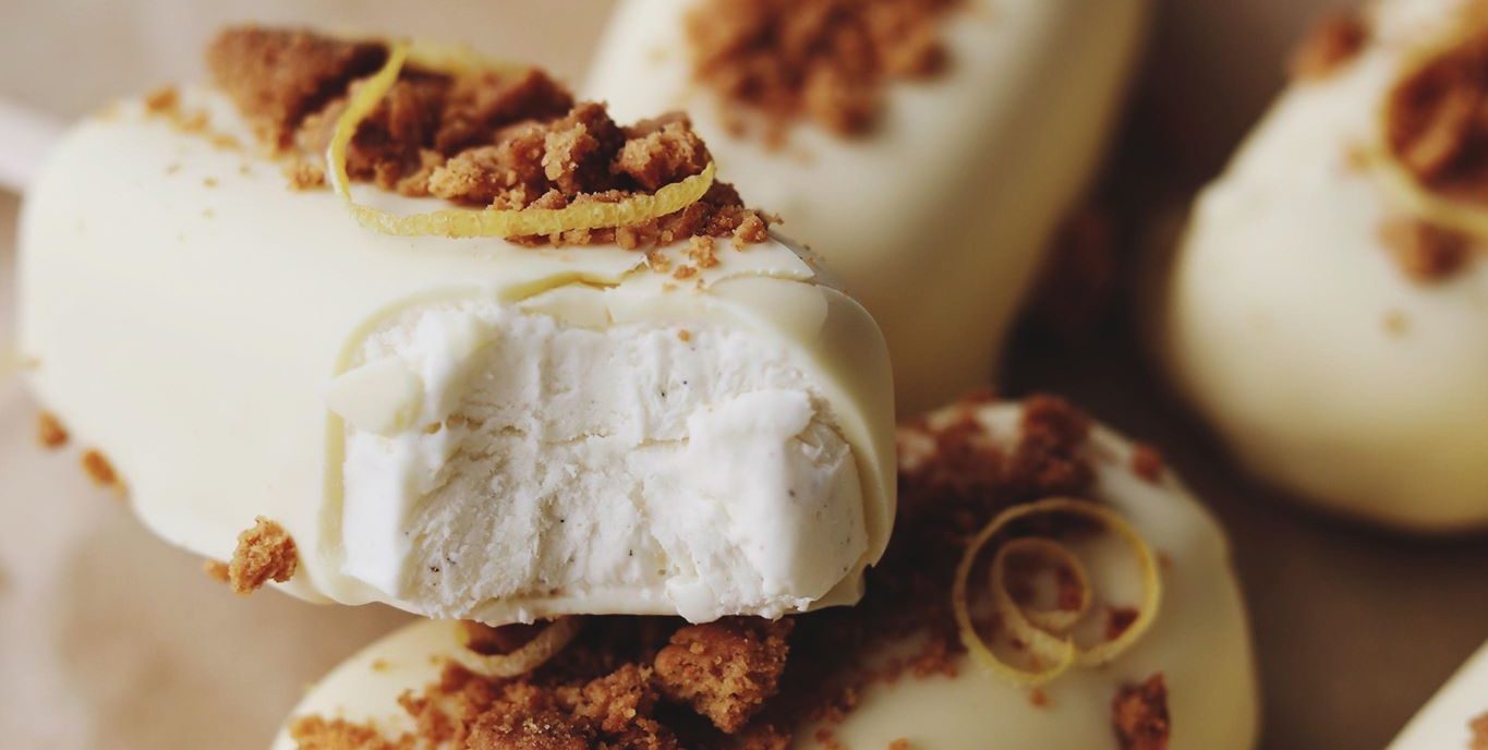 Hjemmelavede ispinde med citronis, kiks og hvid chokolade