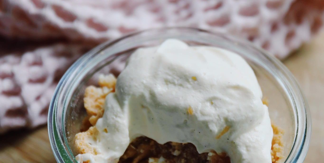 Hurtig dessert med æbler og makroner