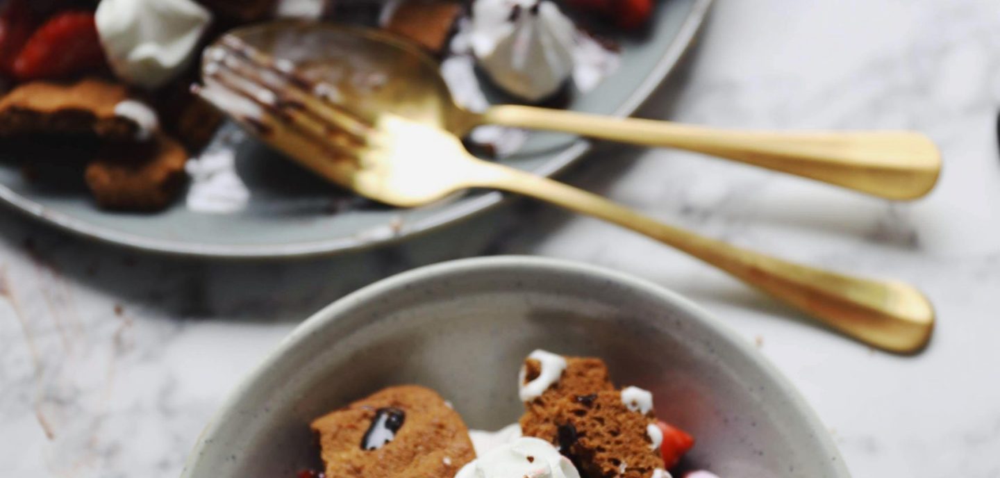 Hurtig dessert med jordbær, marengs og is