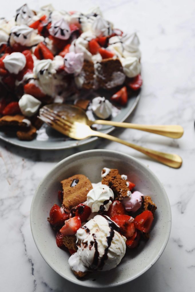 Hurtig dessert med jordbær, marengs og is